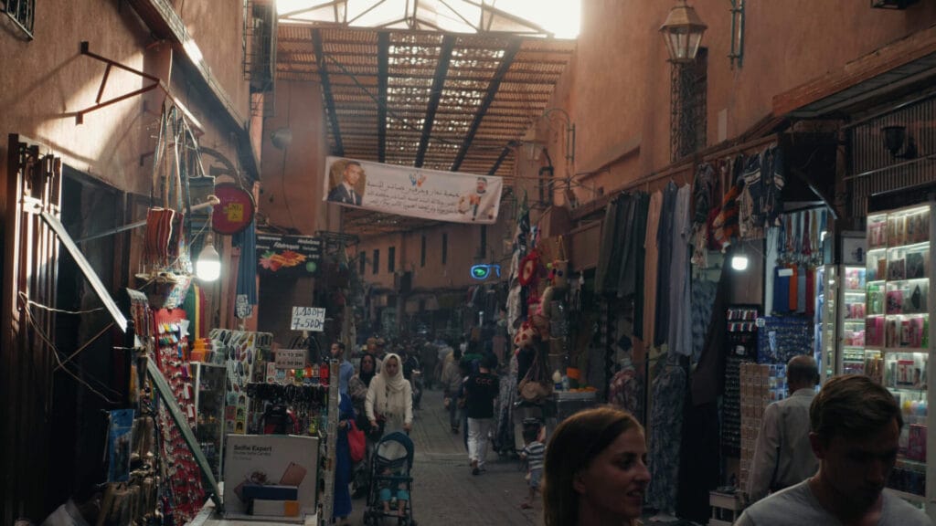 Ambiance du souk à Marrakech, une foule de discussion en darija marocain.